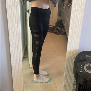 Leggings with see through side design